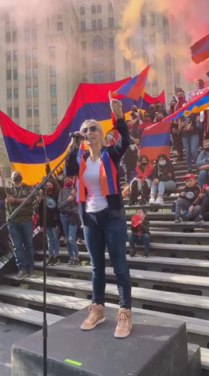 الكاتبة الكندية والناشطة الأرمنية ناتالي رستوكيان متحدثةً إل...